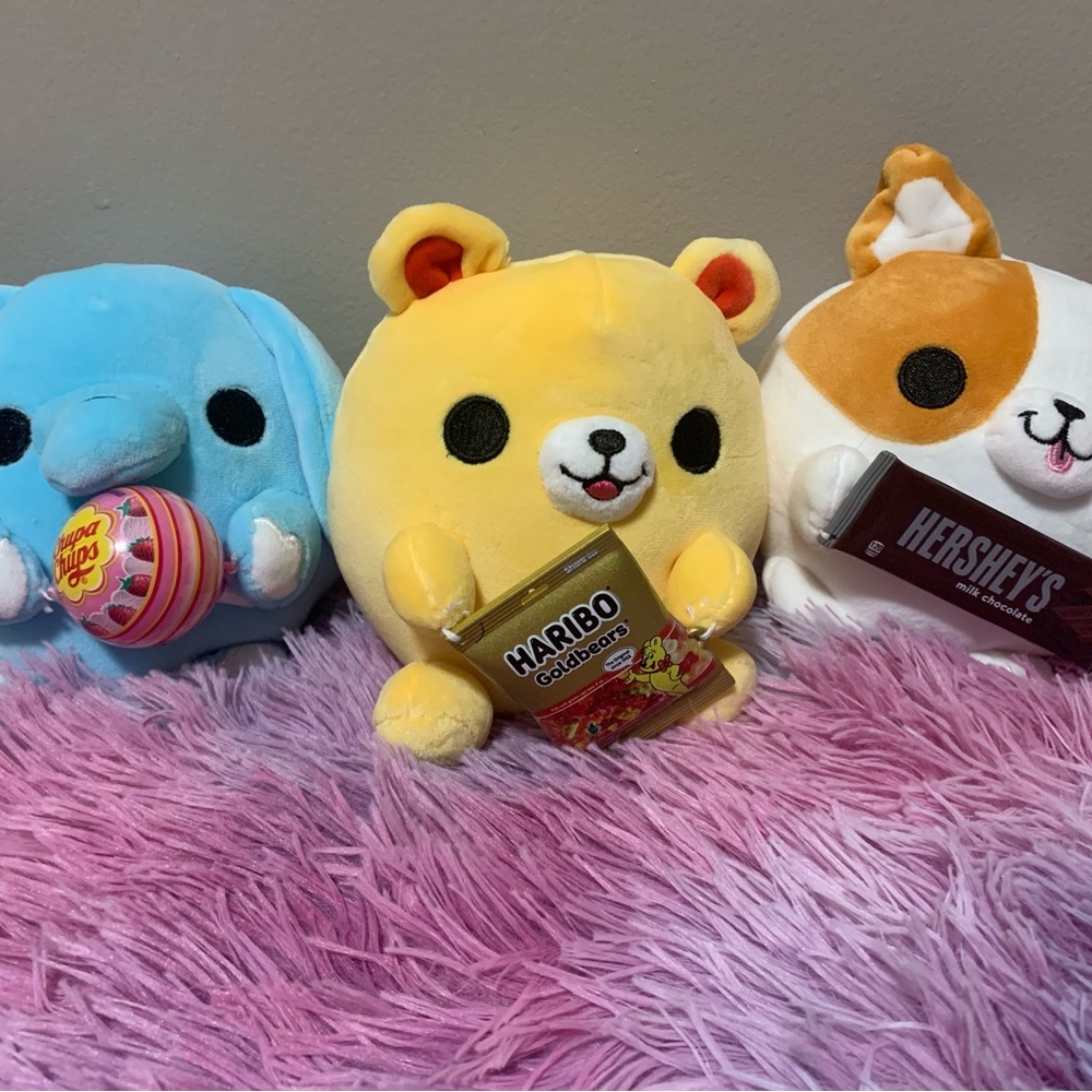These cuties want to share their treats with you! 🍬